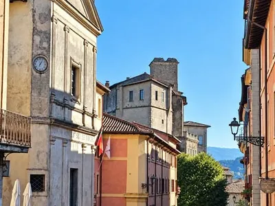 Via Borgo Mario Theodoli con la Chiesa dei Santi Sebastiano e Rocco, il palazzo comunale e, sullo sfondo, la torre del Castello Theodoli.