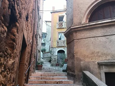 Scalinata che sale tra le case colorate del centro storico, qui siamo alla Stretta, un cuore pulsante del centro storico