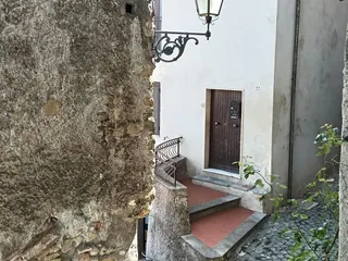 Fine Via Olevano, che si raccorda con Via dell'Arringo