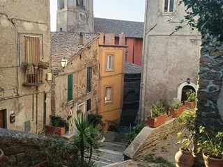 Si sale sulla stretta, voltandosi.