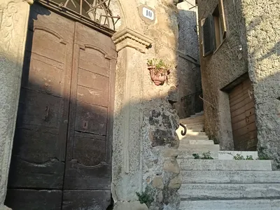 Un bellissimo portone, chiuso da tantissimo tempo