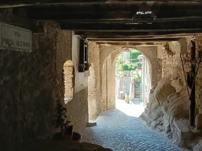 Via Porta Olevano, la croce senza tempo
