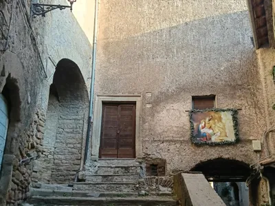 Sulla destra, da Via delle Logge si va attraverso un affascinante passaggio, verso la chiesa di Santa Maria