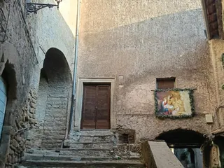 Sulla destra, da Via delle Logge si va attraverso un affascinante passaggio, verso la chiesa di Santa Maria