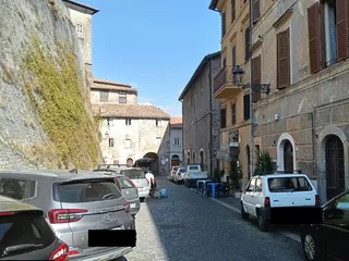 Vicolo acciottolato tra i palazzi storici del centro, siamo nel Borgo Mario Theodoli.