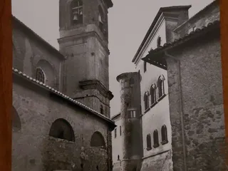 Cartolina d'epoca: "S. Vito Romano - Castello Theodoli", con il campanile in primo piano e la torre cilindrica del castello.
