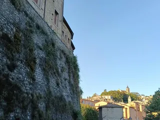 Passaggio tra Piazza Santa Maria e le 3 Fontane, il castello Theodoli sovrasta tutto