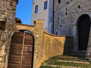 Scorcio del passaggio verso la Chiesa di Santa Maria