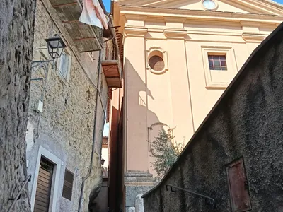 Via San Biagio, affacciandosi in Piazza San Biagio