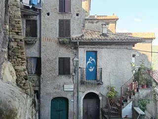 Via Governo Vecchio, tra case in pietra e un'edicola votiva sul balcone.