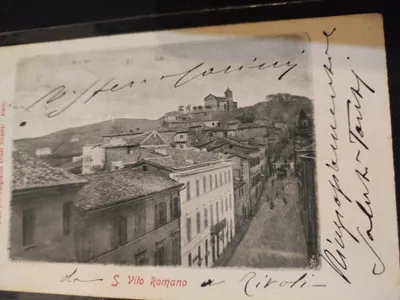 Cartolina viaggiata "S. Vito Romano", con i tetti del paese, il corso e una chiesa in cima al colle; a penna, "da S. Vito Romano a Tivoli".