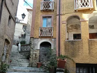 Alla stretta