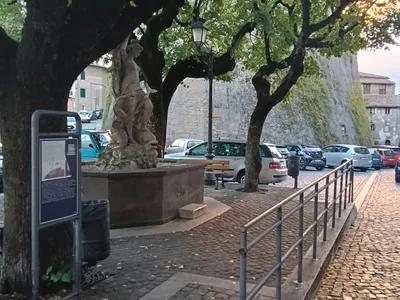 La piccola piazza con la fontana, punto di partenza della passeggiata, all'ombra delle mura del Castello Theodoli.