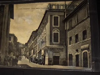 Cartolina d'epoca di Corso Mario Theodoli, con le insegne "Albergo Centrale - Ristorante Sallusti" e "Gelateria".