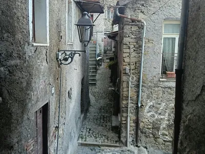Vicolo in discesa, con il campanile della chiesa di San Biagio che si intravede sullo sfondo.