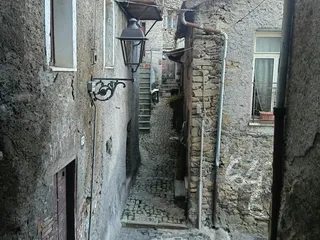 Vicolo in discesa, con il campanile della chiesa di San Biagio che si intravede sullo sfondo.