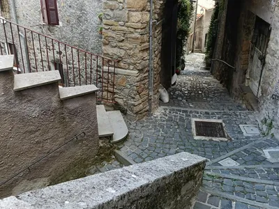 Incrocio con Via Olevano
