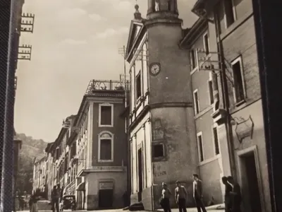 Cartolina d'epoca: Corso Mario Theodoli e Chiesa di S. Rocco, con il campanile e l'orologio.