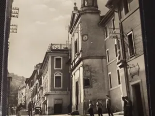 Cartolina d'epoca: Corso Mario Theodoli e Chiesa di S. Rocco, con il campanile e l'orologio.