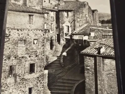 Cartolina d'epoca: "S. Vito Romano - Scorcio del vecchio paese", con le case in pietra e una scala esterna ad arco.