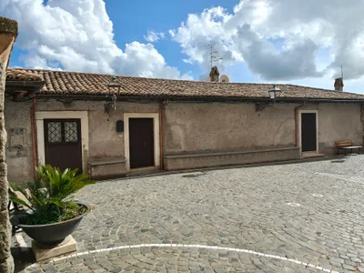 Piazza San Biagio. Tre porte magiche, che sanno di bei ricordi, di lavoro e di fede. Per molti anni c'era proprio una scritta sul muro che richiamava al lavoro e alla preghiera. Ricordo anche un periodo in cui praticamente venni invitato a partecipare a una tombola, lì dentro sulla sinistra, dove c'erano tutti i ragazzi nabballeri, e c'era ovviamente anche Don Marcello.