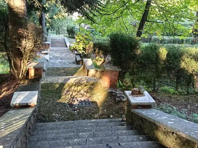La scalinata in pietra che scende verso il parco.