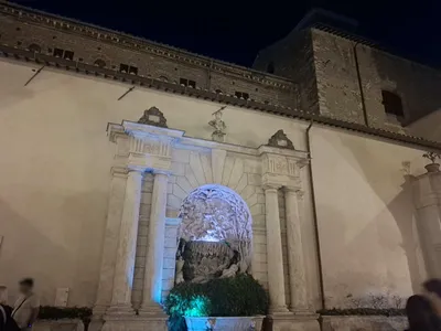 La Fontana di Venere nel cortile, illuminata di sera.