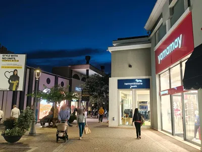 Le vie dell'outlet di sera