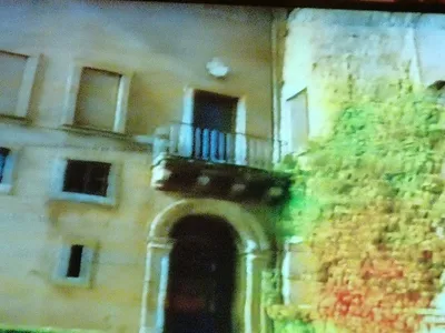 Il portale ad arco dell'ingresso principale con il balcone soprastante, in un fotogramma di una ripresa televisiva.