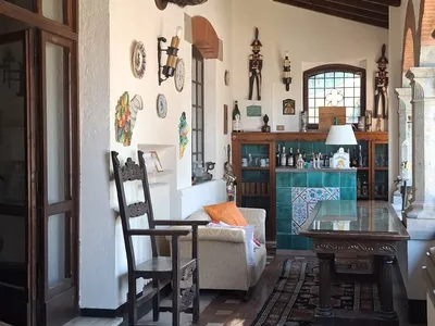 Il portico interno con il soffitto a travi, i pavimenti in cotto e l'angolo bar in maioliche.