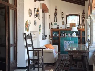 Il portico interno con il soffitto a travi, i pavimenti in cotto e l'angolo bar in maioliche.