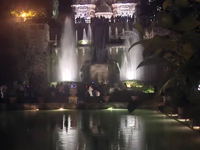 La Fontana dell'Organo illuminata, riflessa nelle Peschiere.
