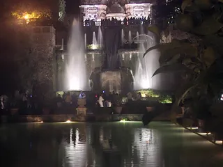 La Fontana dell'Organo illuminata, riflessa nelle Peschiere.