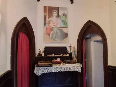 La piccola cappella con gli archi a sesto acuto e il soffitto a capriate.