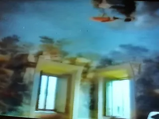 Le finestre della sala affrescata e il cielo dipinto sulla volta, in un fotogramma di una ripresa televisiva.