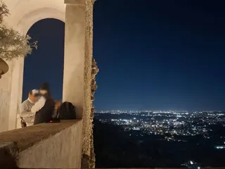 Il belvedere di notte, affacciato sulla pianura verso Roma.