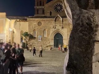 Piazza Trento e la chiesa di Santa Maria Maggiore, accanto all'ingresso della villa.