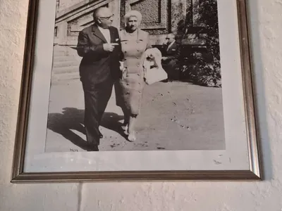 Una vecchia fotografia in bianco e nero appesa alle pareti della villa.