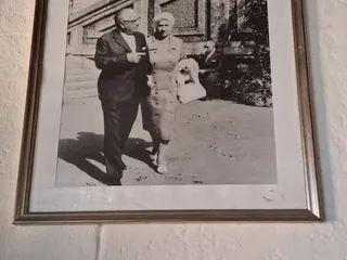 Una vecchia fotografia in bianco e nero appesa alle pareti della villa.