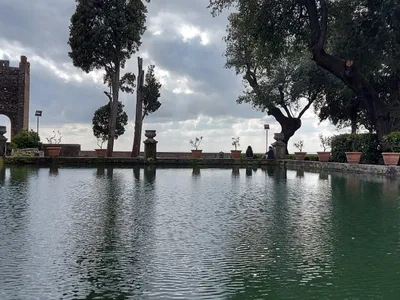 Uno degli specchi d'acqua ornamentali nei giardini di Villa d'Este.