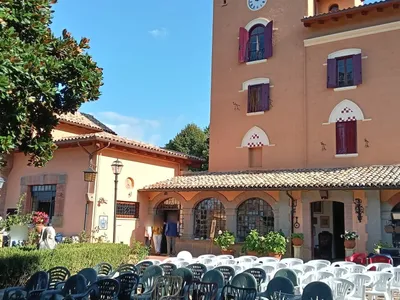 Il cortile della villa, con la torre dell'orologio e il portico ad archi.