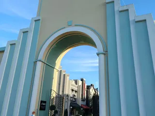 L'arco d'ingresso dell'outlet