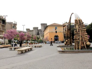 Una delle quattro torri cilindriche angolari della fortezza.
