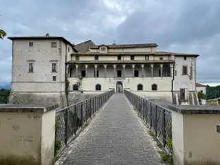 L'ingresso del Castello Colonna, con il ponte d'accesso e il loggiato ad archi sulla facciata.