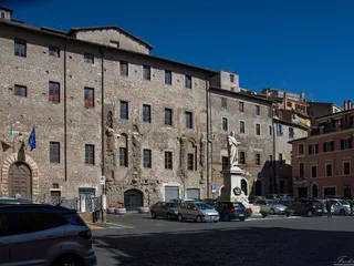 Piazza Regina Margherita con il monumento a Giovanni Pierluigi da Palestrina; sulla facciata alle sue spalle affiorano le semicolonne di un edificio dell'antica Praeneste.