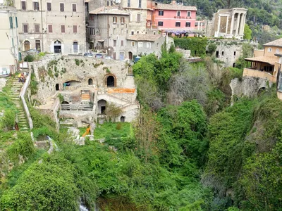 Il Tempio di Vesta domina dall'alto la gola scavata dal fiume Aniene.