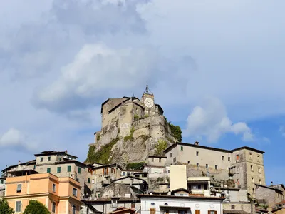 La Rocca Abbaziale con la torre dell'orologio, in cima allo sperone di roccia che sovrasta le case del borgo.