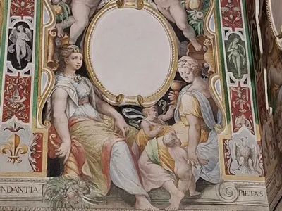 Le allegorie dell'Abbondanza e della Pietà, affrescate tra putti e festoni.