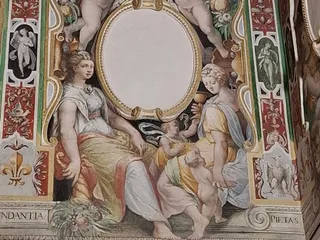 Le allegorie dell'Abbondanza e della Pietà, affrescate tra putti e festoni.