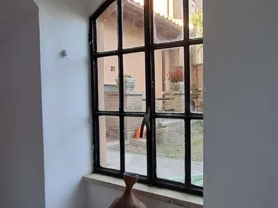 Una finestra ad arco affacciata sul cortile.